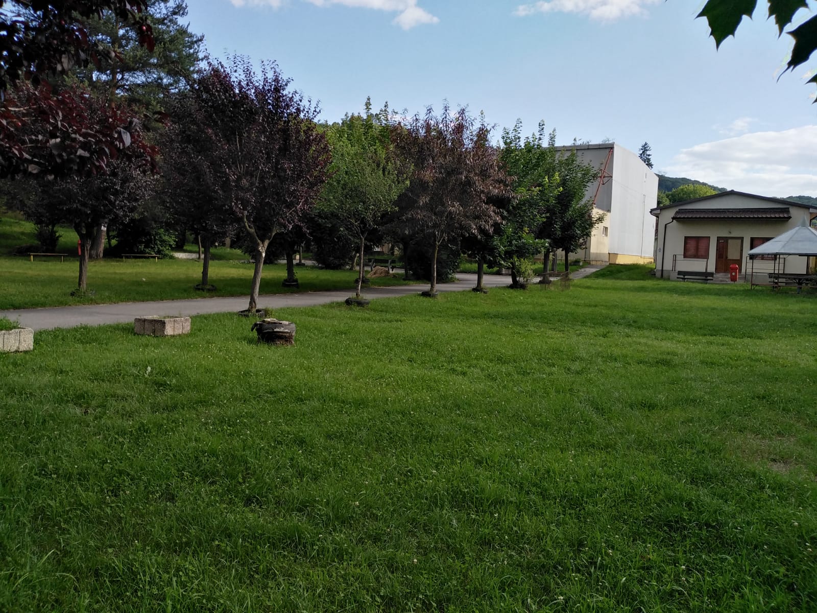 Sighișorenii pot folosi spațiul din curtea Clubului Copiilor ca loc de promenadă și relaxare