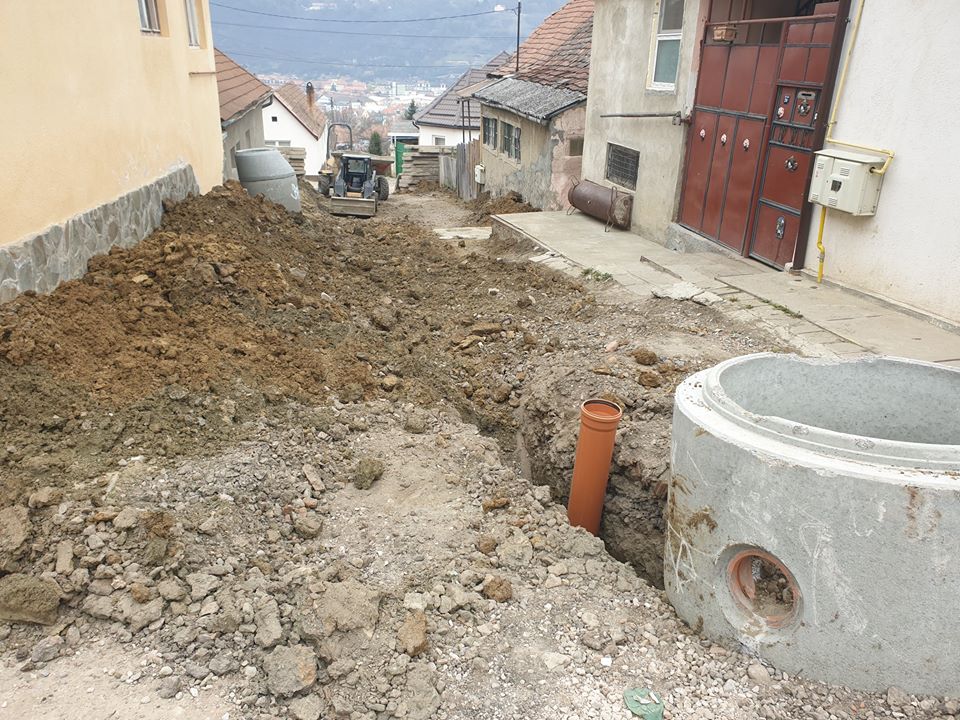 S-au reluat lucrările pentru introducerea canalizării pe str. Zugravilor, Izvorului și Livezilor.