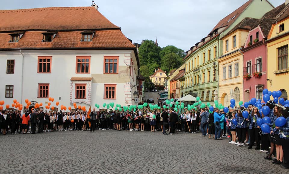  Sighișoara marchează tradiționala defilare a absolvenților de liceu